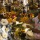 Notte al cimitero tra teschi di zucchero e candele accese