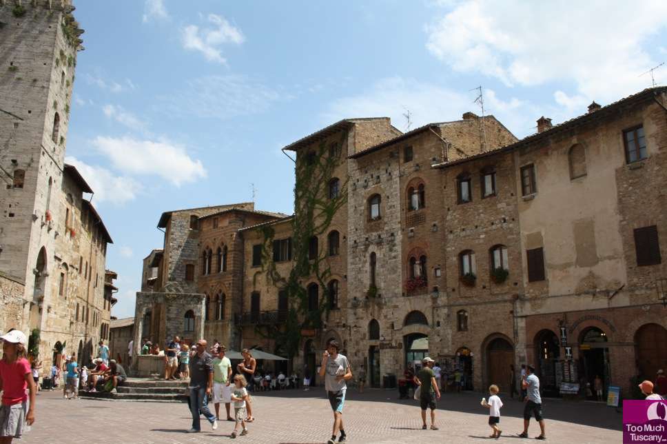 Piazza della Cisterna San Gimignano