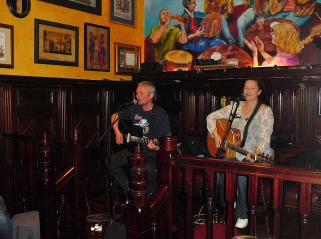 Musicisti all'opera in un pub di Dublino