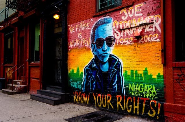 Il ritratto di Joe Strummer nell'East Side (foto di Peyri Herrera)