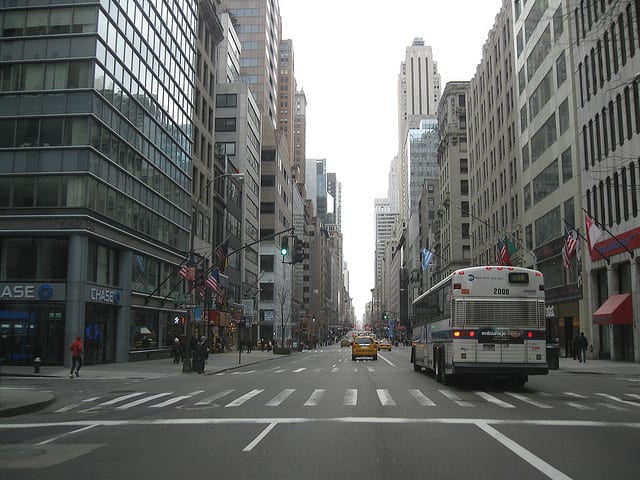 La Fifth Avenue a New York (foto di Doug Kerr)