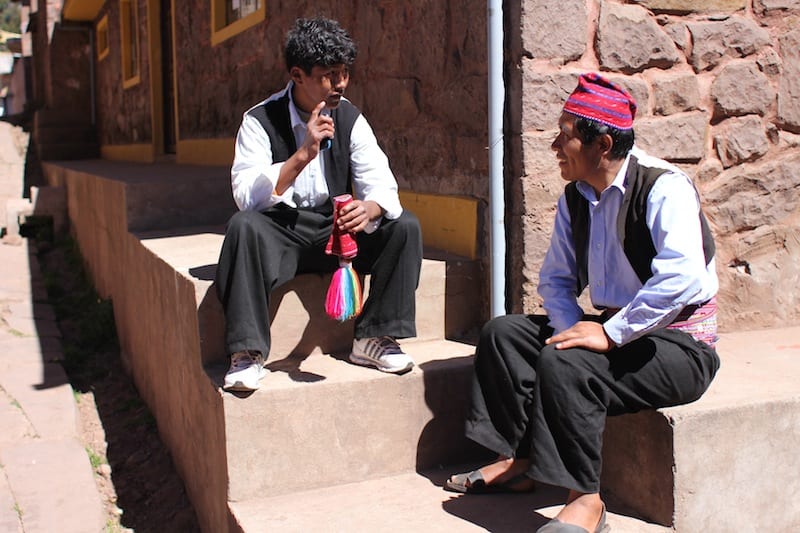 Gente del posto in piazza a Taquile, Perù