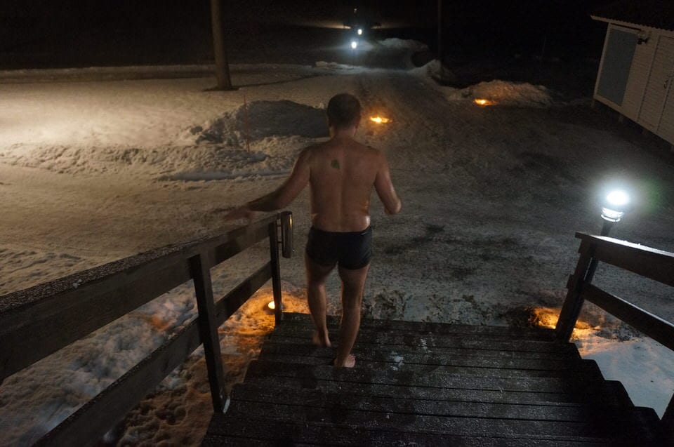 Uscita dalla sauna verso la neve per raffreddarsi 