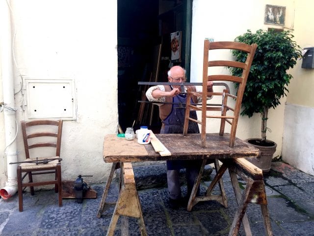 Un anziano artigiano di Ischia