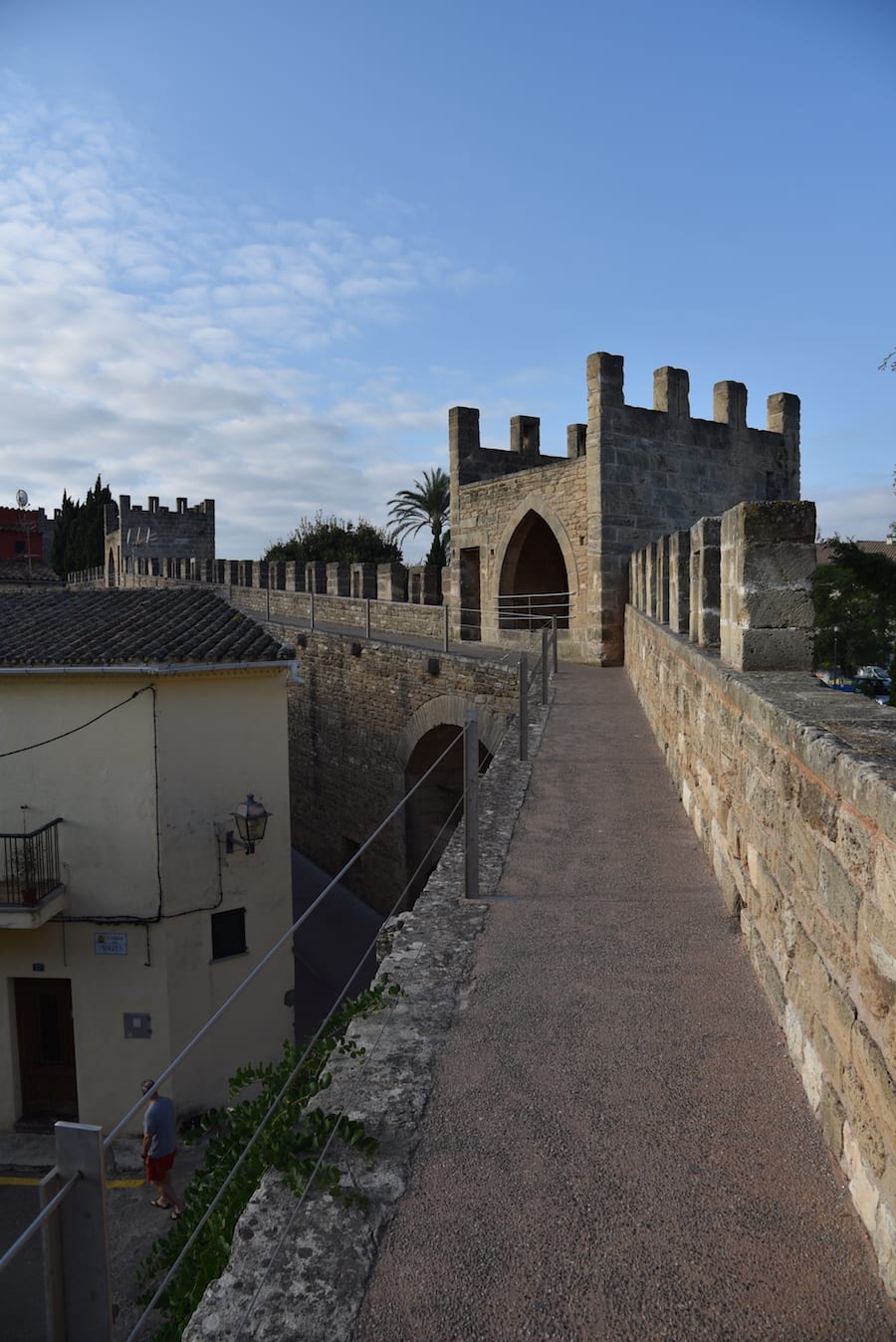 Passeggiata lungo le mura medievale di Alcúdia