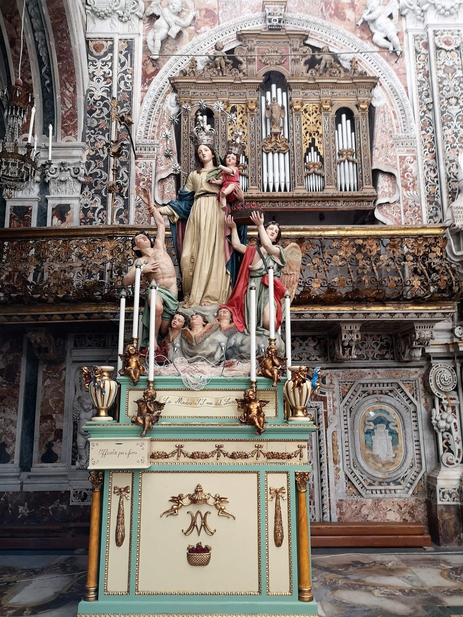 Statua della Madonna della Mercede all'interno della chiesa