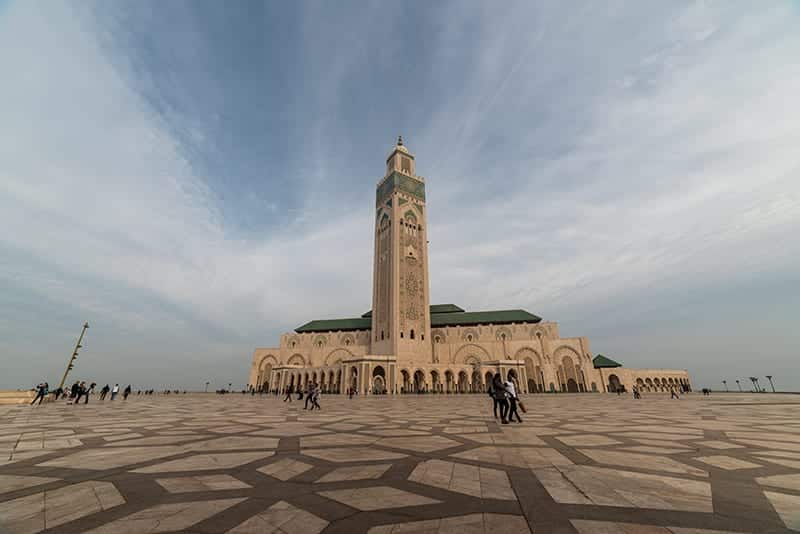 La Moschea di Hassan II e il suo immenso cortile esterno