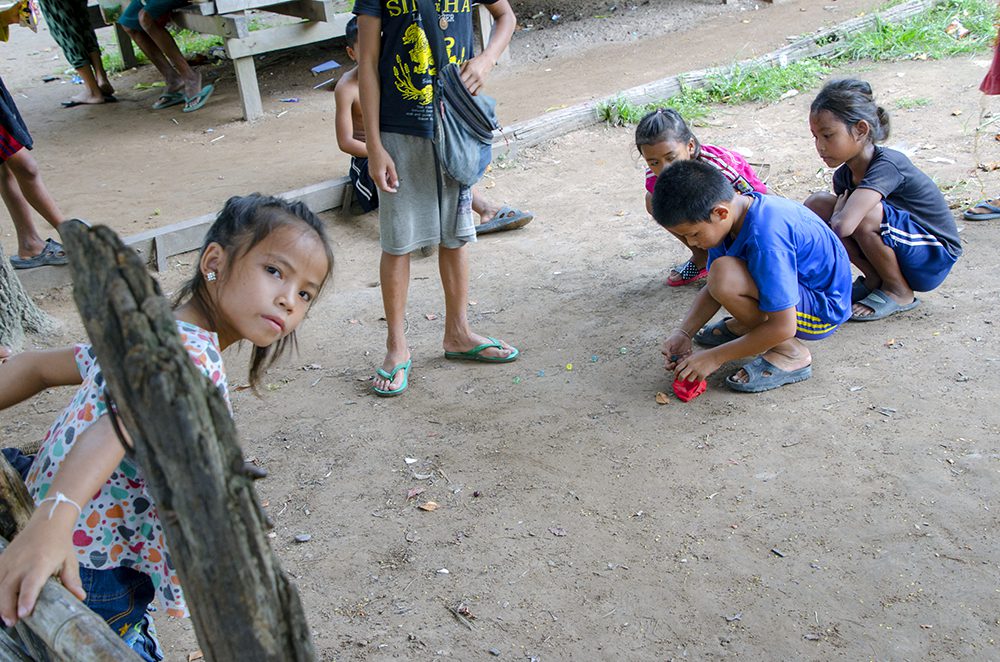 bambini alle cascate del Mekong.