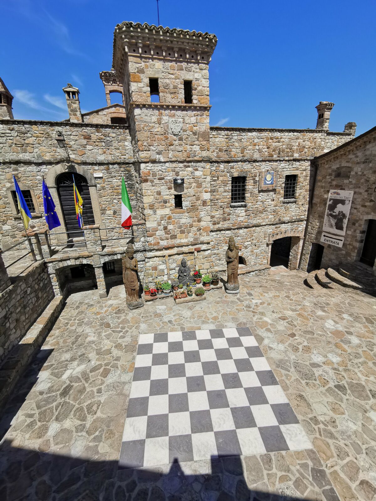 La piazza con la scacchiera dell'antico borgo a Votigno di Canossa