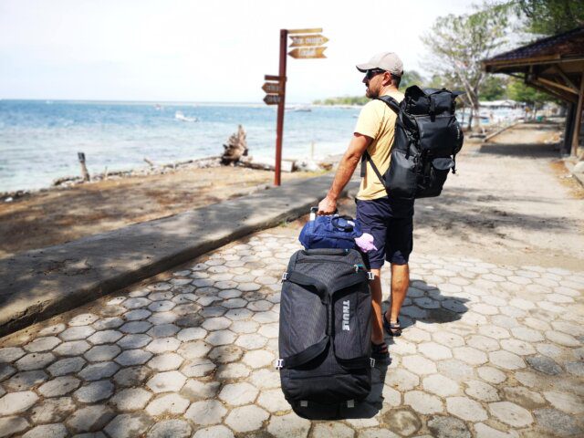 Marco con la borsa da viaggio a Bali