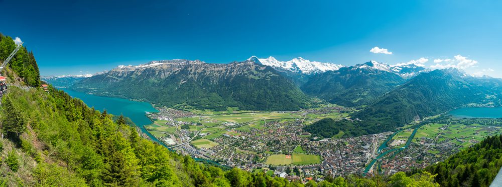 panorama su Interlaken, durante il viaggio in treno in Svizzera