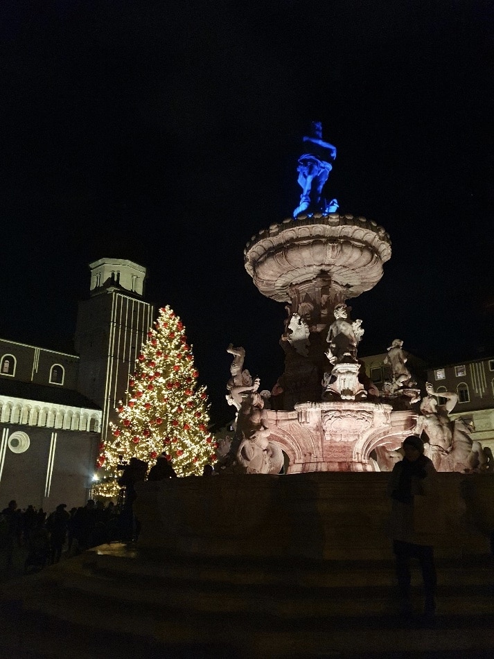 Piazza del Duomo con la Fontana del Nettuno e la Cattedrale di San Vigilio sullo sfondo, Trento