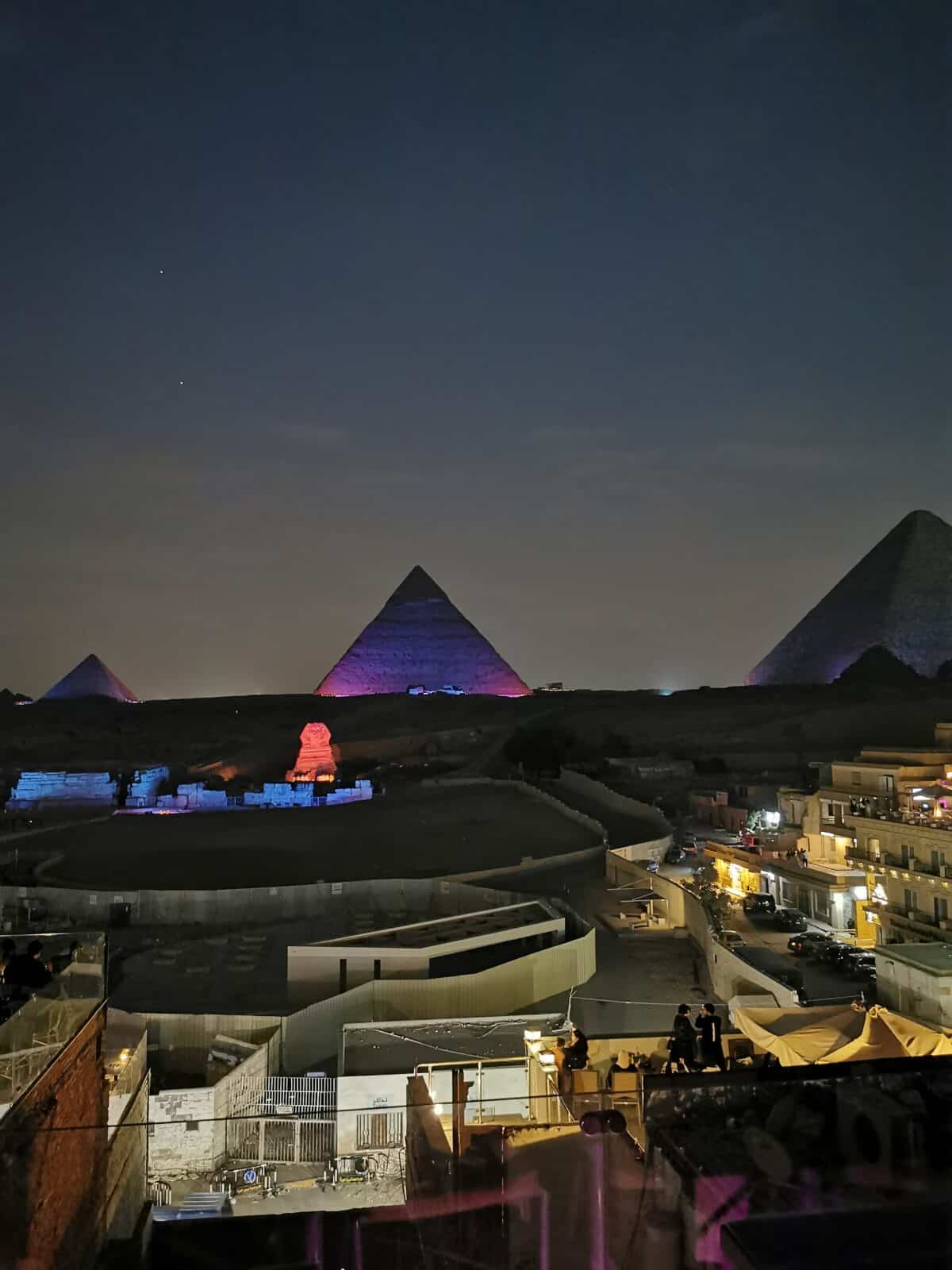 La piana di Giza nel suggestivo spettacolo di luci notturne