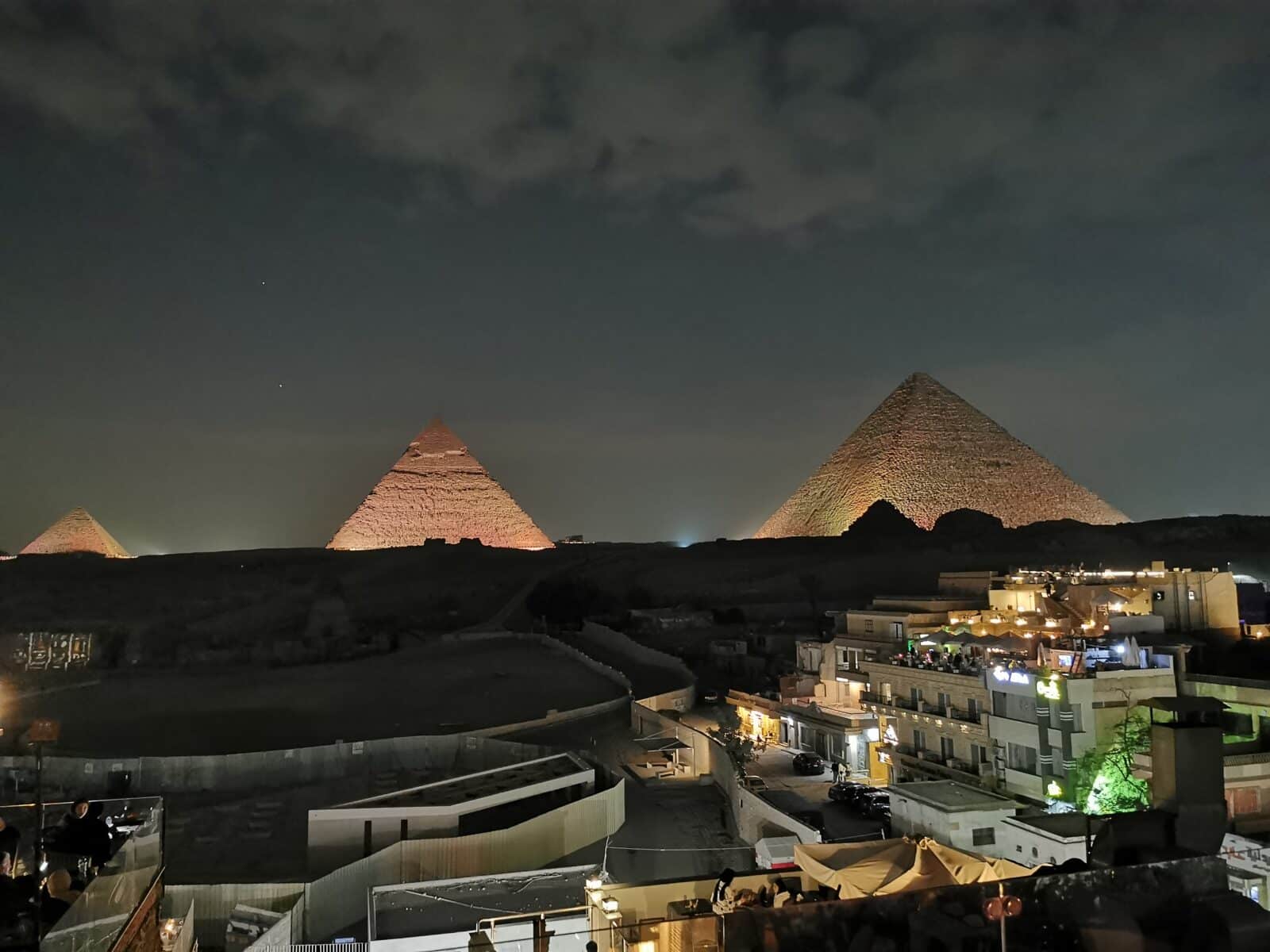 La piana di Giza nel suggestivo spettacolo di luci notturne