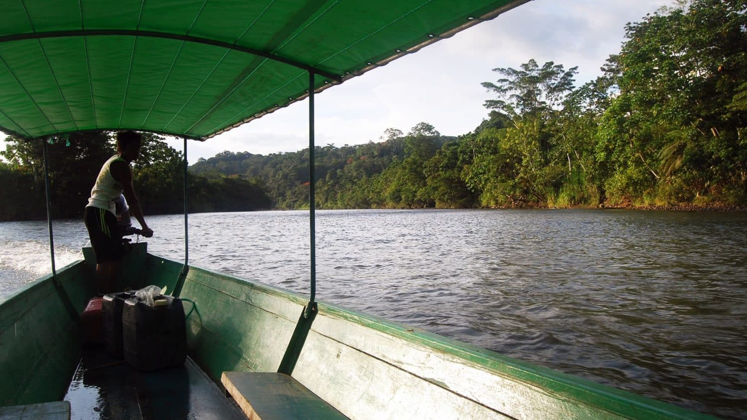 Imbarcazione foresta amazzonica Leticia Colombia