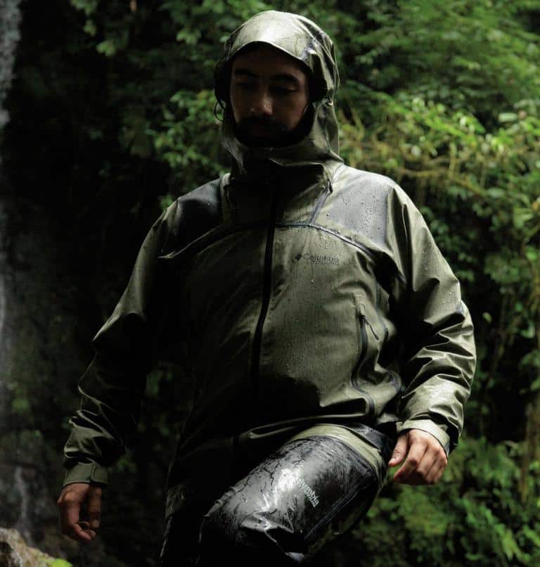 Uomo sotto la pioggia con la Columbia Hike Dry 2026