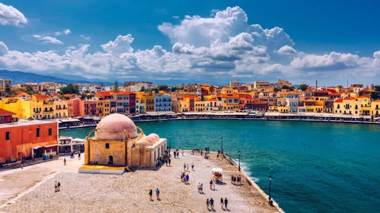Moschea nell'antico porto veneziano della città di Chania sull'isola di Creta, Grecia