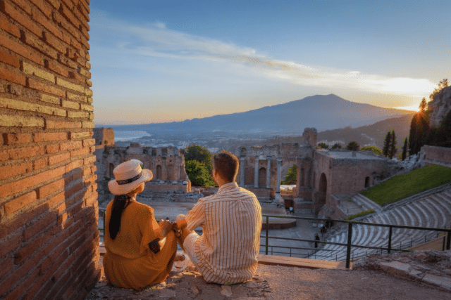 Coppia in luna di miele in Sicilia a settembre davanti a un paesaggio costiero