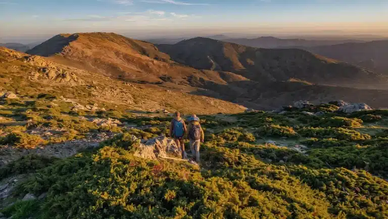Due escursionisti fanno trekking in Sardegna sui sentieri del Gennargentu al tramonto