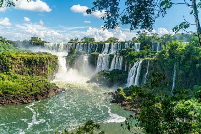 Veduta panoramica delle Cascate di Iguaçu, Brasile - Ecoturismo e natura