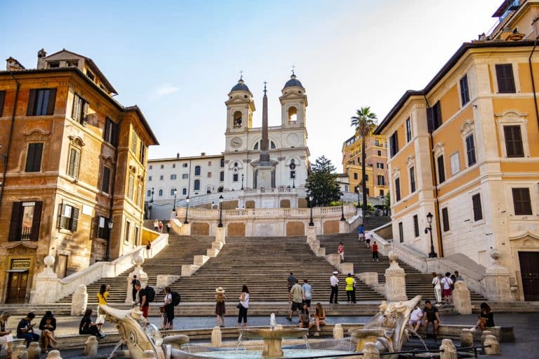 Turisti a Piazza di Spagna e Trinità dei Monti durante una vacanza a Roma