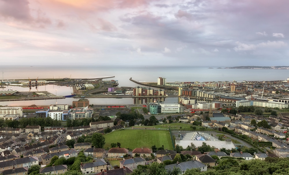 Panorama di Swansea Marina con Meridian Tower e Mumbles Pier sullo sfondo, Galles