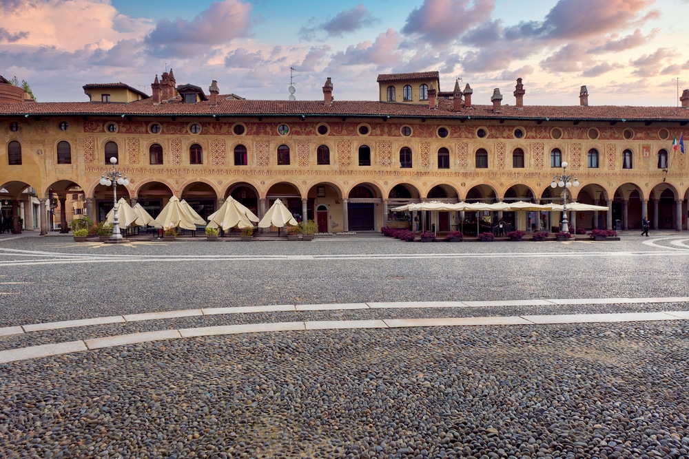 Veduta della famosa piazza rinascimentale nel centro storico di Vigevano (Lombardia)