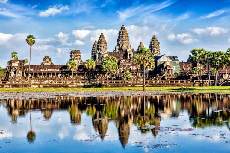 Angkor Wat con il riflesso dell'acqua in un giorno