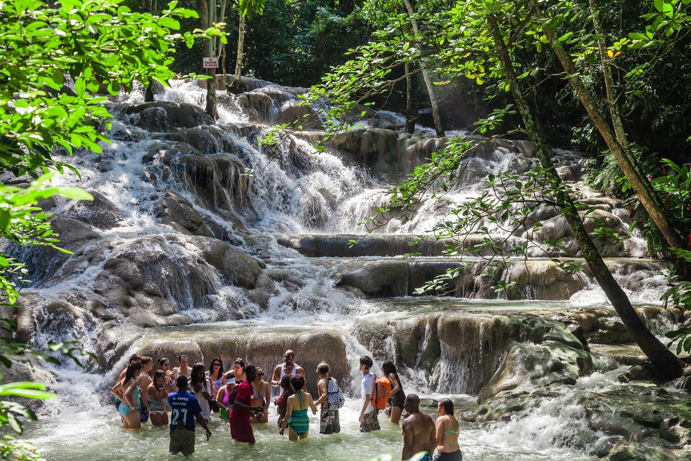Le cascate del fiume Dunn sono cascate di Ocho Rios in Giamaica, che possono essere scalate dai turisti .