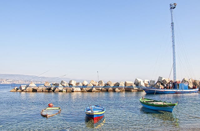 Una feluca con la sua alta antenna di avvistamento (foto di Messina Foto) Feluca - Messina, Sicilia, Italia