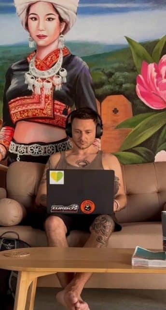 Nomade digitale in Thailandia al lavoro
