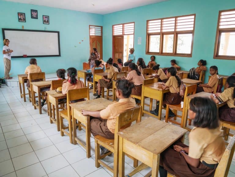 insegnante a scuola in africa
