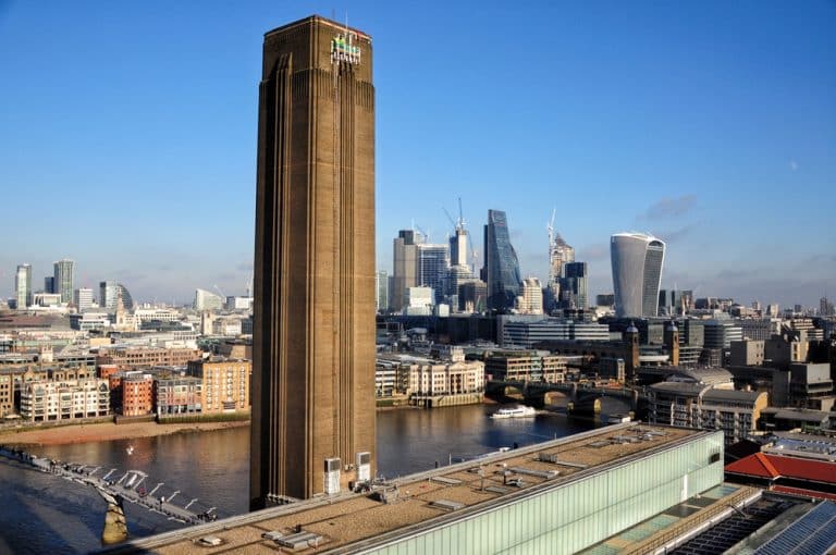 Veduta panoramica di Londra con la ciminiera della Tate Modern, il Tamigi e i grattacieli della City sullo sfondo.