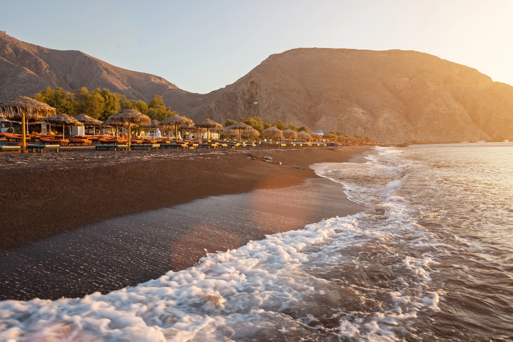 Perissa è una delle spiagge più famose di Santorini