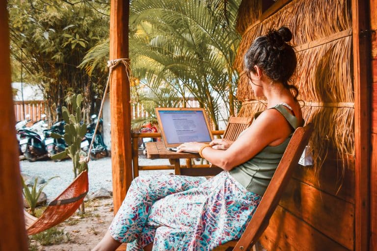 scrittrice al tavolo in Asia