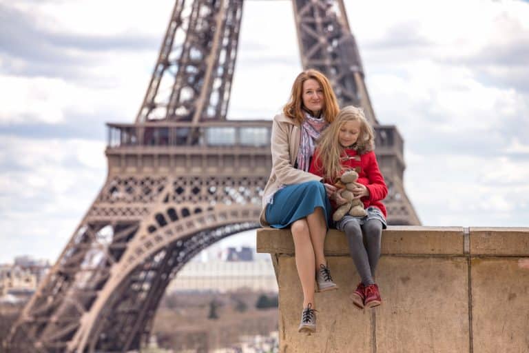 mamma e bambina a parigi