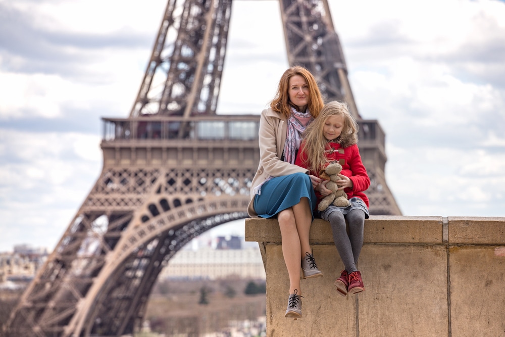 mamma e bambina a parigi